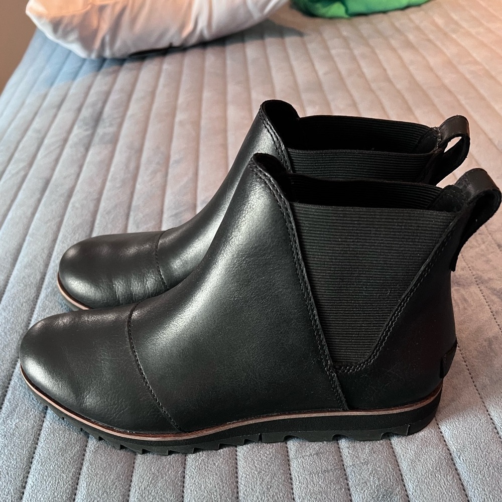 Sorel black leather boots, never worn, size 8,  NWOT
